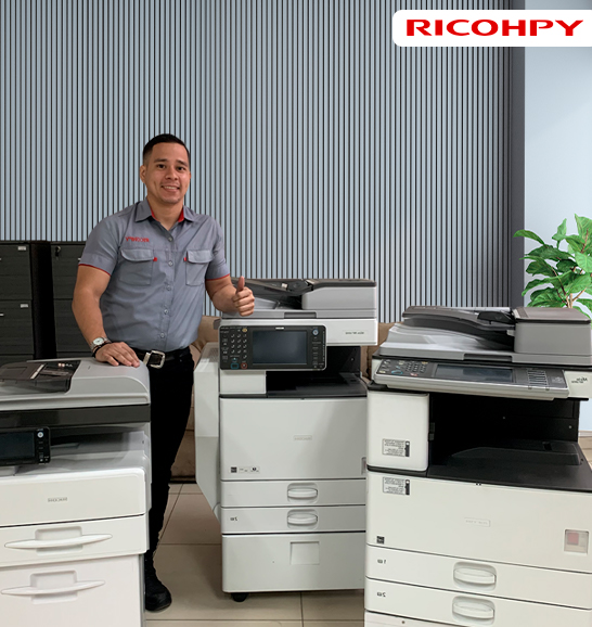 Trabajador Ricohpy con impresoras multifuncionales